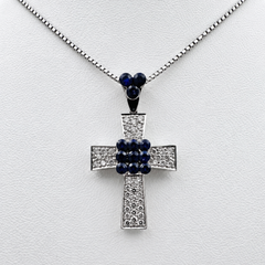 Ciondolo a croce in oro bianco 18k con diamanti e zaffiri e collana da 14".