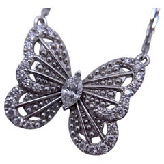 Collier De Beers avec pendentif papillon en or blanc 18 carats serti de diamants – « Portraits de la nature »