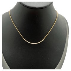 Collier Tiffany & Co. avec pendentif « T Smile » en diamant, en or jaune 18 carats, petit modèle, 750