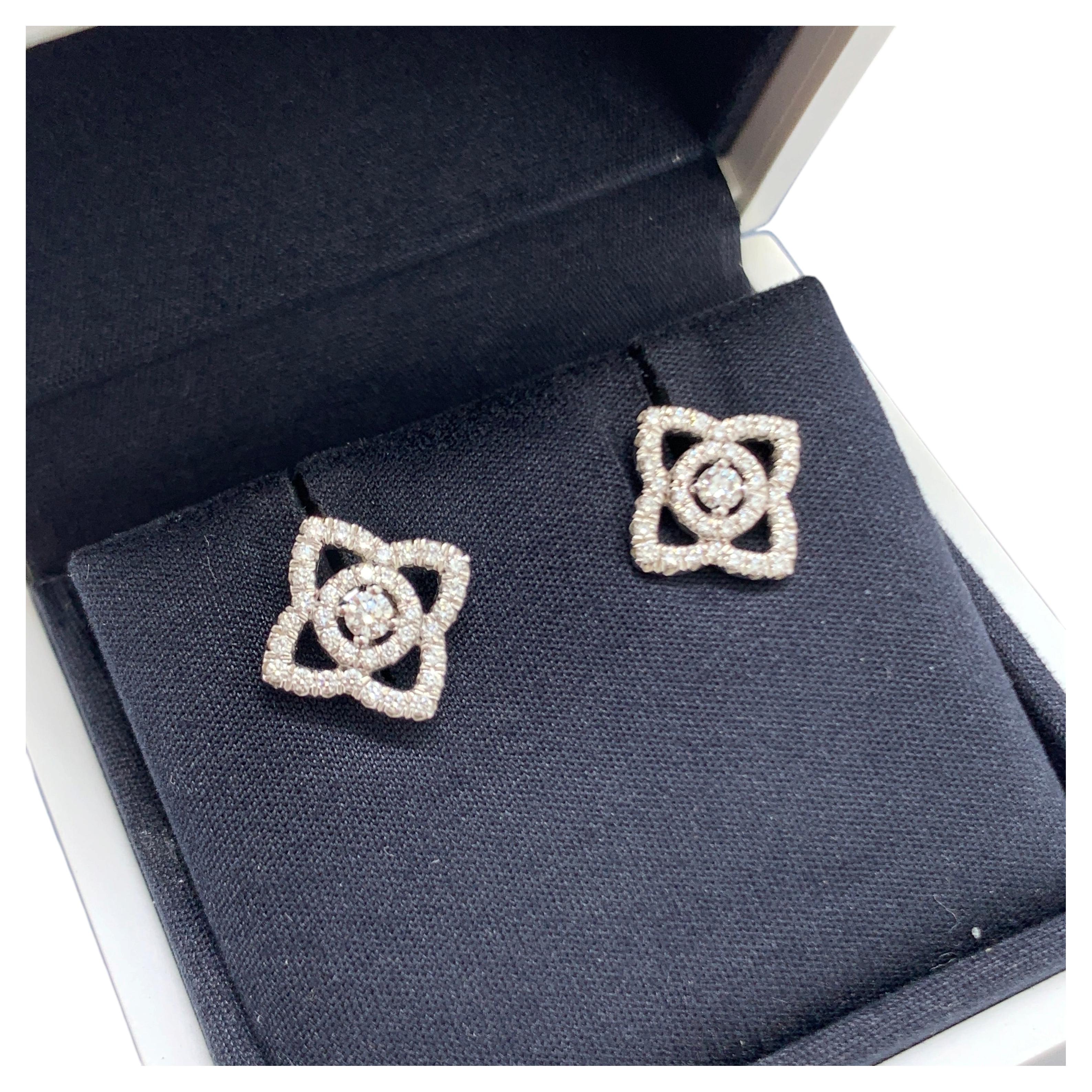 Boucles d'oreilles à clous « Enchanted Lotus » de De Beers, en or blanc 18 carats ajouré en vente