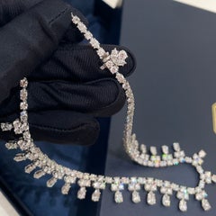 HARRY WINSTON: Collar de alta joyería «Winston Cluster» con diamantes en forma de pera y flecos, de oro de 18 quilates
