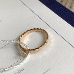 Anillo de diamante solitario «Bee My Love» de Chaumet, en oro rosa de 18 quilates, con diseño de panal