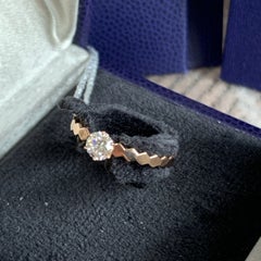 Anillo de diamante solitario «Bee My Love» de Chaumet, en oro rosa de 18 quilates, con diseño de panal