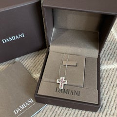 Collana DAMIANI Belle Epoque con croce in diamanti e rubini, oro bianco 18 carati 750