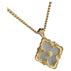 Collier Buccellati « Opera Tulle » en or 18 carats, avec pendentif en jade lavande et diamants