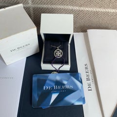 Collier De Beers « Enchanted Lotus » avec pendentif en forme de médaille ajourée sertie de diamants, en or blanc 18 carats