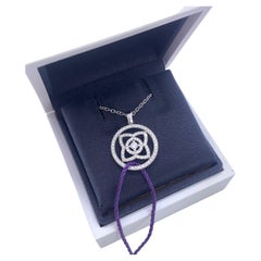 Collier De Beers « Enchanted Lotus » avec pendentif en forme de médaille ajourée sertie de diamants, en or blanc 18 carats