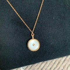 Collier avec pendentif « Enchanted Lotus » en nacre et diamants de De Beers, en or rose 18 carats