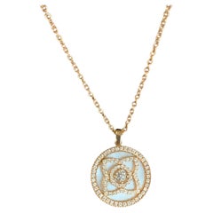 Collier avec pendentif « Enchanted Lotus » en nacre et diamants de De Beers, en or rose 18 carats