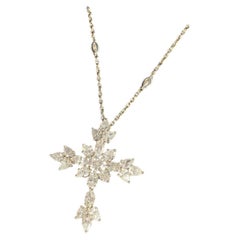 Collar con colgante de platino con cruz de diamantes en forma de racimo de Harry Winston