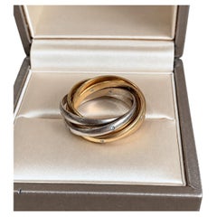 Anillo Trinity de Cartier: un clásico de oro tricolor de 18 quilates con diamantes