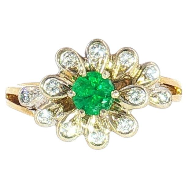 Anello a forma di fiore in oro giallo 18 carati con smeraldi e diamanti, misura 7,25 in vendita