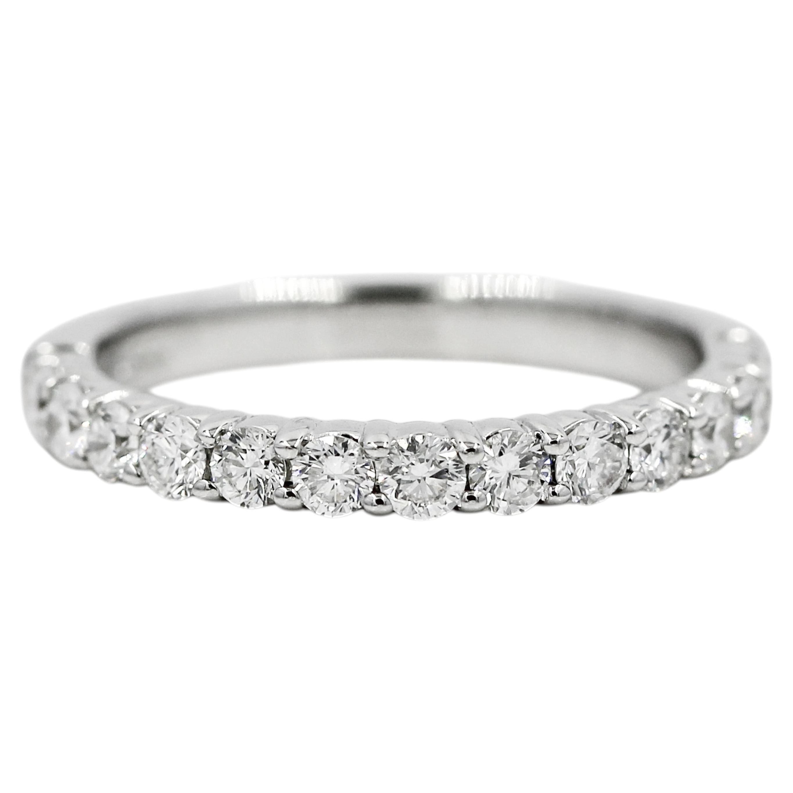 Anillo de oro blanco de 14 quilates con diamante natural de 0,69 quilates y diseño de media eternidad