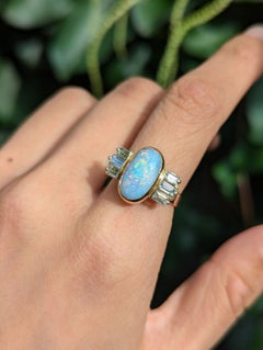 Anillo vintage australiano de ópalo macizo y diamantes de talla baguette, de oro de 18 quilates, de mediados de siglo