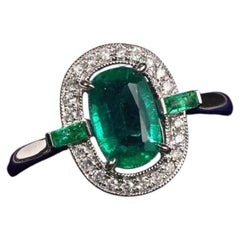 Anello in platino in stile Art Déco con smeraldo verde e diamanti a corona, con taglio ovale e baguette