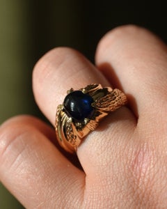 Anello da sigillo da uomo con zaffiro blu australiano cabochon da 4,37 carati, montatura Belcher in oro 14k