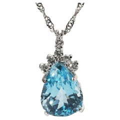 Colgante para collar de oro blanco de 18 quilates con una aguamarina azul de 4,2 quilates en talla pera y diamantes