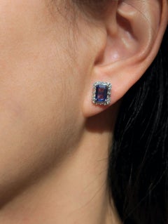 Orecchini a bottone in oro bianco 18 carati con tanzanite viola taglio smeraldo e diamanti baguette in montatura halo