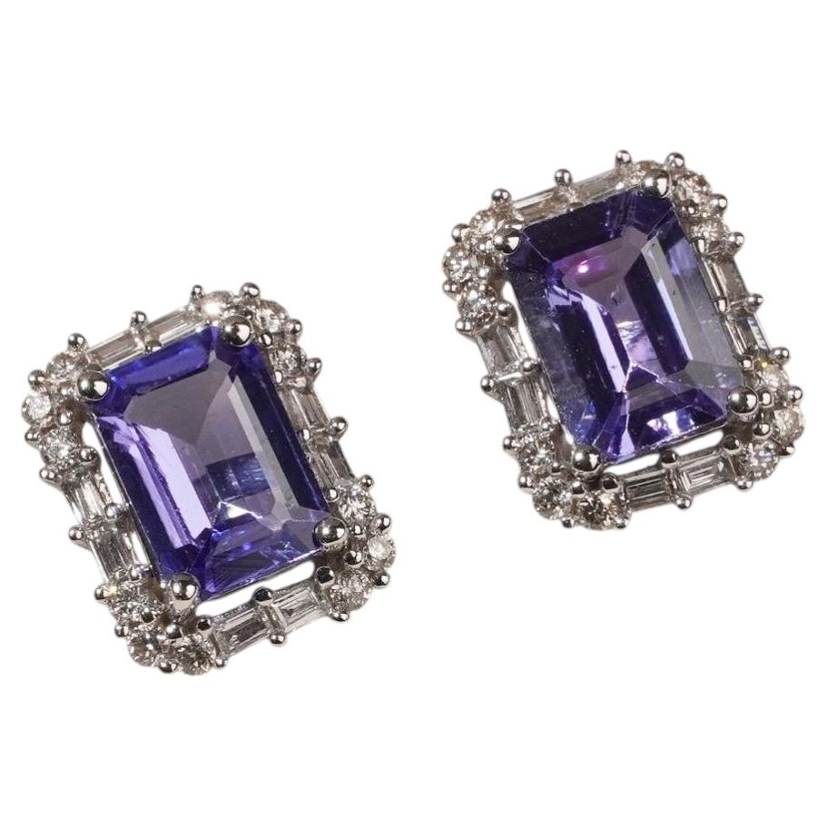Orecchini a bottone in oro bianco 18 carati con tanzanite viola taglio smeraldo e diamanti baguette in montatura halo in vendita