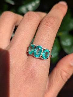 Anello trilogia con diamanti e smeraldo colombiano da 3,25 ct, in oro rosa 10k, verde menta chiaro
