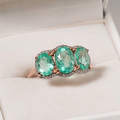 Anello trilogia con diamanti e smeraldo colombiano da 3,25 ct, in oro rosa 10k, verde menta chiaro