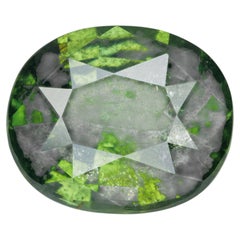 8 carats, zircon vert vif à facettes, dont les inclusions dégagent un éclat saisissant