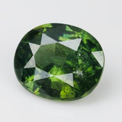 8 carati, zircone sfaccettato di un verde intenso con un incredibile bagliore dato dalle inclusioni