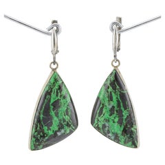 Orecchini con granato uvarovite in matrice