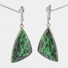Orecchini con granato uvarovite in matrice