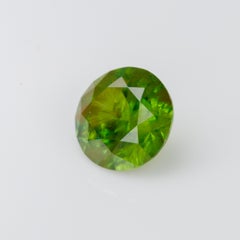 1,15 Karat, facettierter russischer Demantoid-Granat mit Schachteleisen-Einschluss