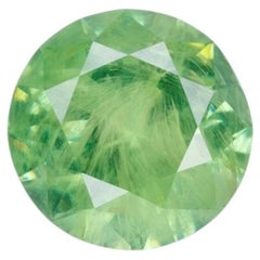 Grenat démantoïde russe facetté de 0,99 ct, de couleur vert jaunâtre vif
