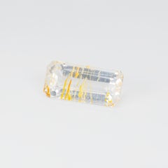 10,91 carats, topaze incolore rare présentant des inclusions de rutile doré