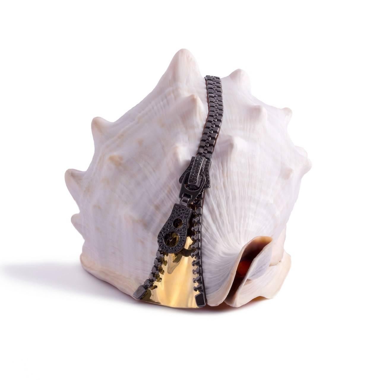Sterling silver black rhodium plated,14k yellow gold, sardonyx shell hand carved, with black diamonds.
Approx. L 14cm x W 12cm x H 11cm