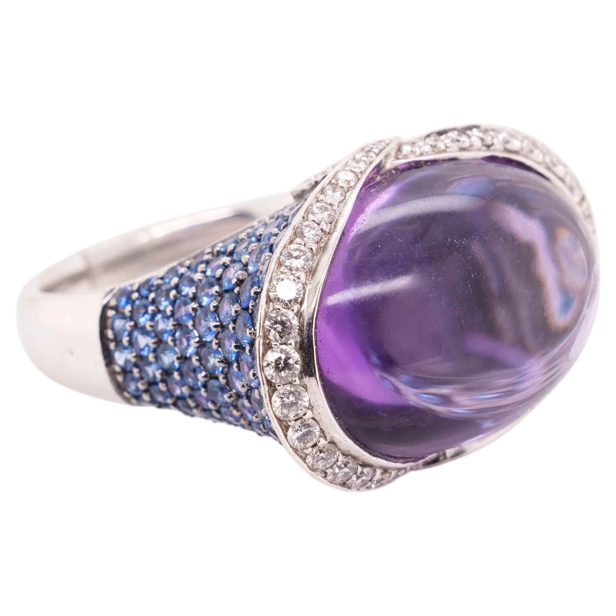 Cocktailring – 27,33 Karat Cabochon-Amethyst und Saphir in 18 Karat Weißgold