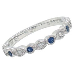 Stapelbarer Ring aus 18-karätigem Weißgold mit abwechselnd angeordneten Saphiren und Diamanten im Milgrain-Stil