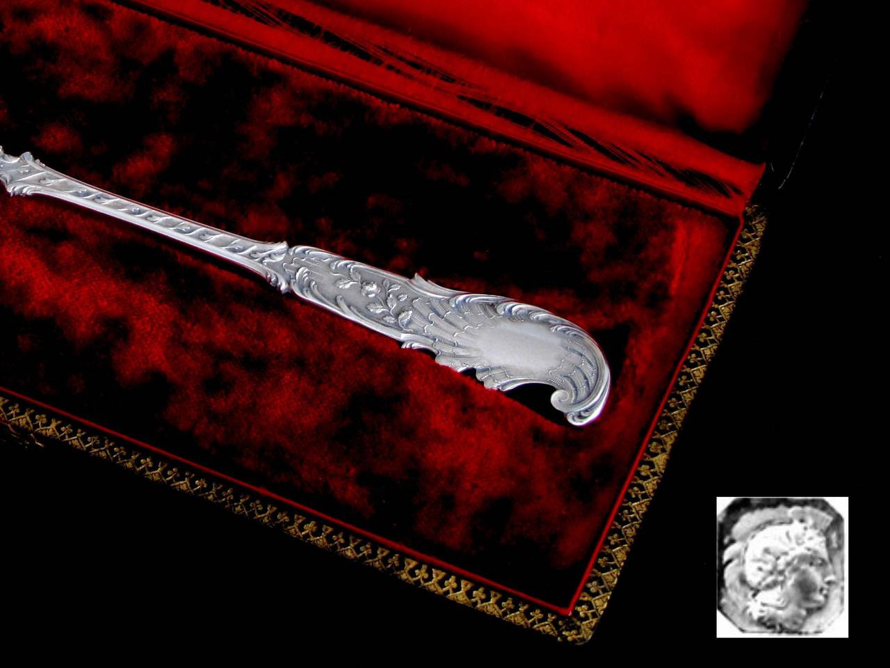 Coignet Fabulous French All Sterling Silver Strawberry Spoon with original box Rococo

Head of Minerve 1st titre for 950/1000 French Sterling Silver
A vermeil veil on the top. 

Prestigious Silversmith :
Louis Coignet
20 rue Barbette -