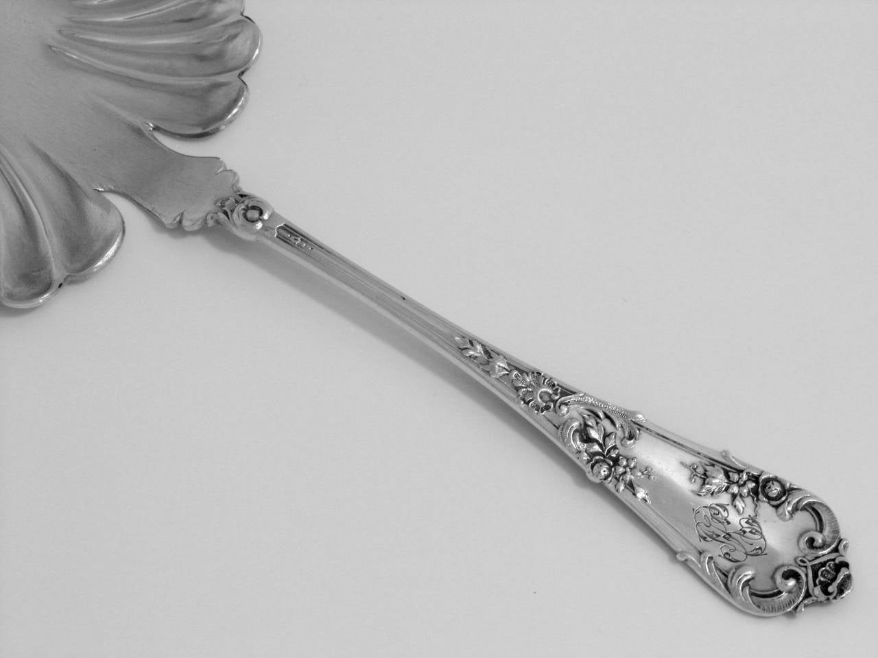 Gorgeous French All Sterling Silver Pie/Pastry/Fish Server Fin fish-shaped

Weevil mark for 800/1000 Sterling Silver guarantee.

Rare fish-shaped blade with fins and the handle has flowers and foliage decoration.

Measures : 9