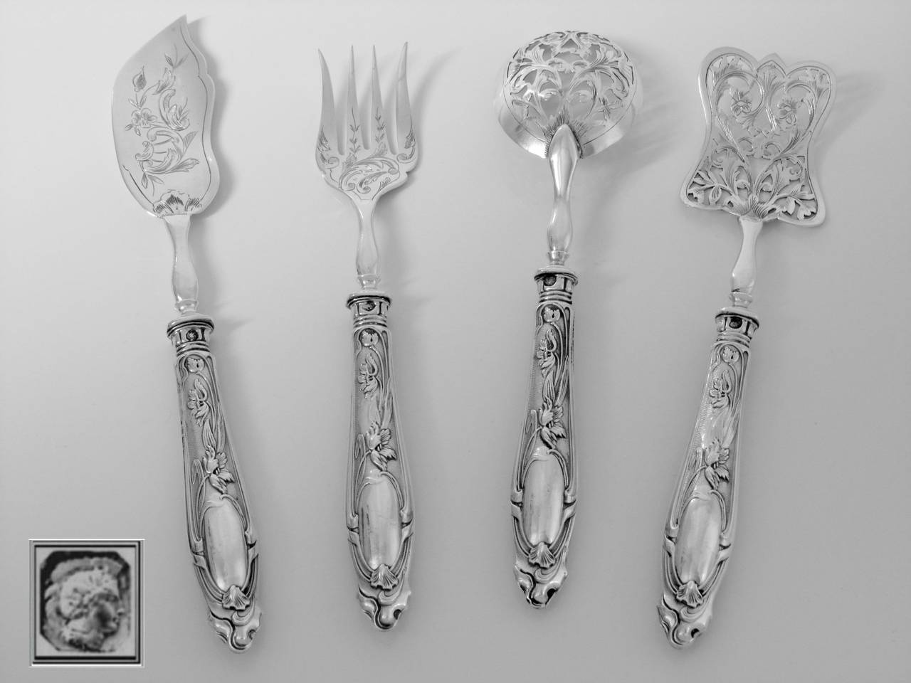 Gorgeous French Sterling Silver Dessert/Hors d'Oeuvre Set 4 pc with original box Art Nouveau period

Head of Minerve 1 st titre on the handles for 950/1000 French Sterling Silver guarantee. Silverplate upper parts.

A set of truly exceptional