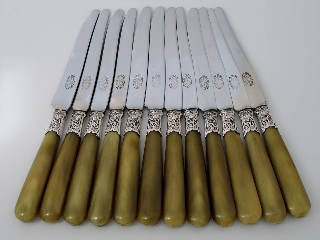 French Horn Sterling Silver Table Knife Set 24 pc w/matching Serving Pieces box In Good Condition For Sale In Triaize, Pays de Loire