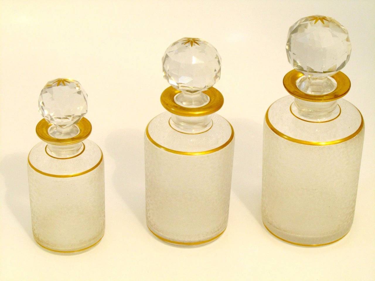 ST LOUIS Antique French Crystal Dresser / Vanity Perfume Set 4 pc

Antique French Saint Louis crystal dresser or vanity set. Comprising of three perfume bottles with gorgeous faceted stoppers, and one oval tray. Each piece is of quality hand blown