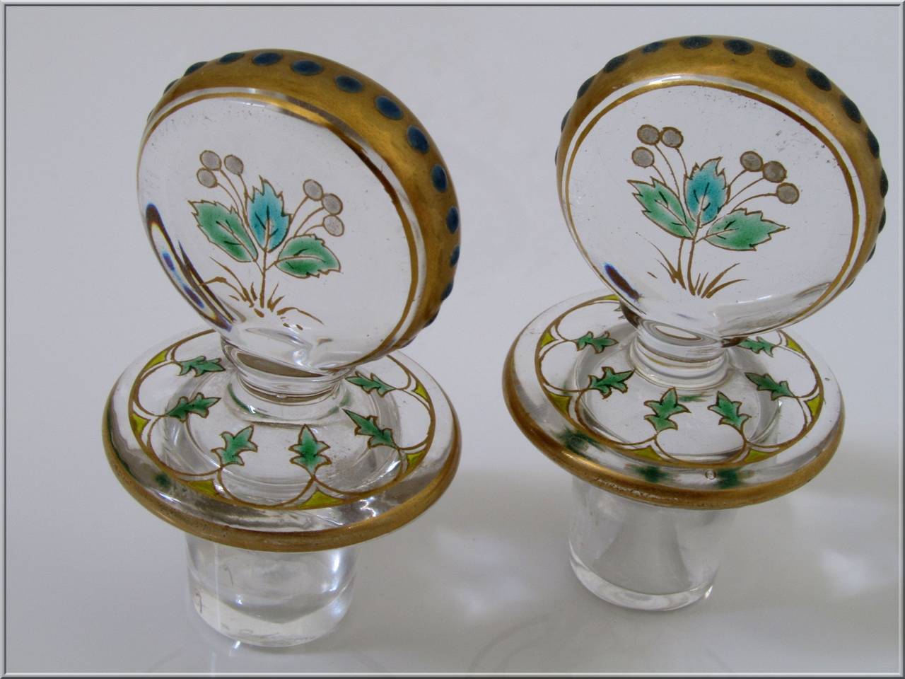 1870s Exceptional French Baccarat Enameled Crystal Liquor Service In Good Condition In Triaize, Pays de Loire
