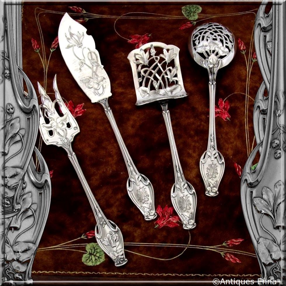 Soufflot Masterpiece French All Sterling Silver Hors D'oeuvre Dessert Set 4 pc with original chest Cyclamen

Head of Minerve 1 st titre for 950/1000 French Sterling Silver guarantee

An exceptional set from the point of view of its design as