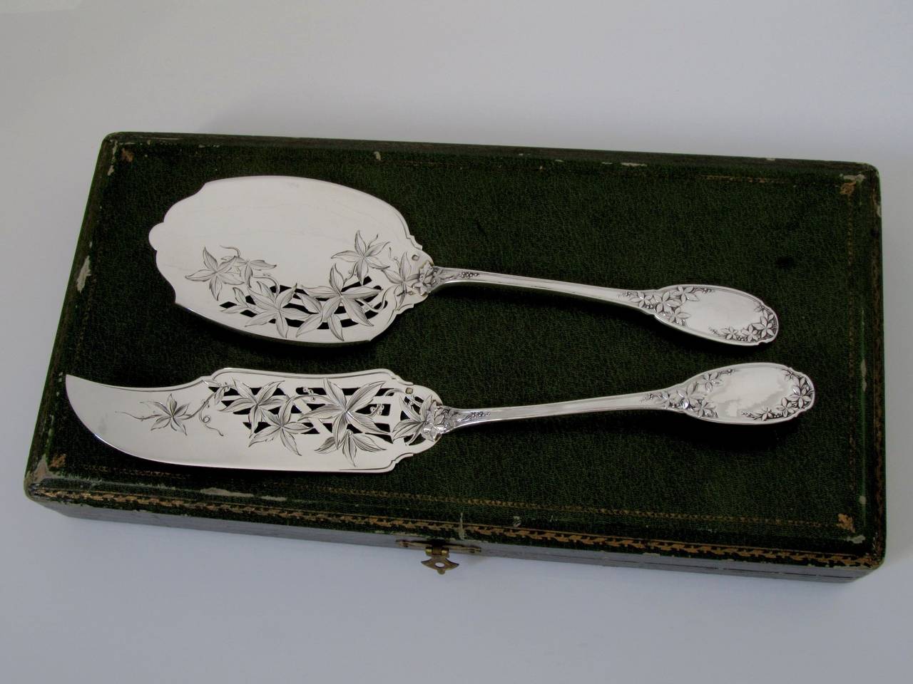 Fabulous French Sterling Silver Ice Cream Set 2 pc with box Vine Leaves pattern In Good Condition In Triaize, Pays de Loire