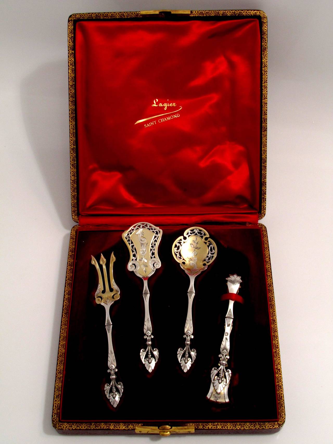 SOUFFLOT Unusual French All Sterling Silver Vermeil Dessert Set 4 pc w/box

Head of Minerve 1 st titre for 950/1000 French Sterling Silver Vermeil guarantee

A set of truly exceptional quality, for the richness of its decoration, its form and