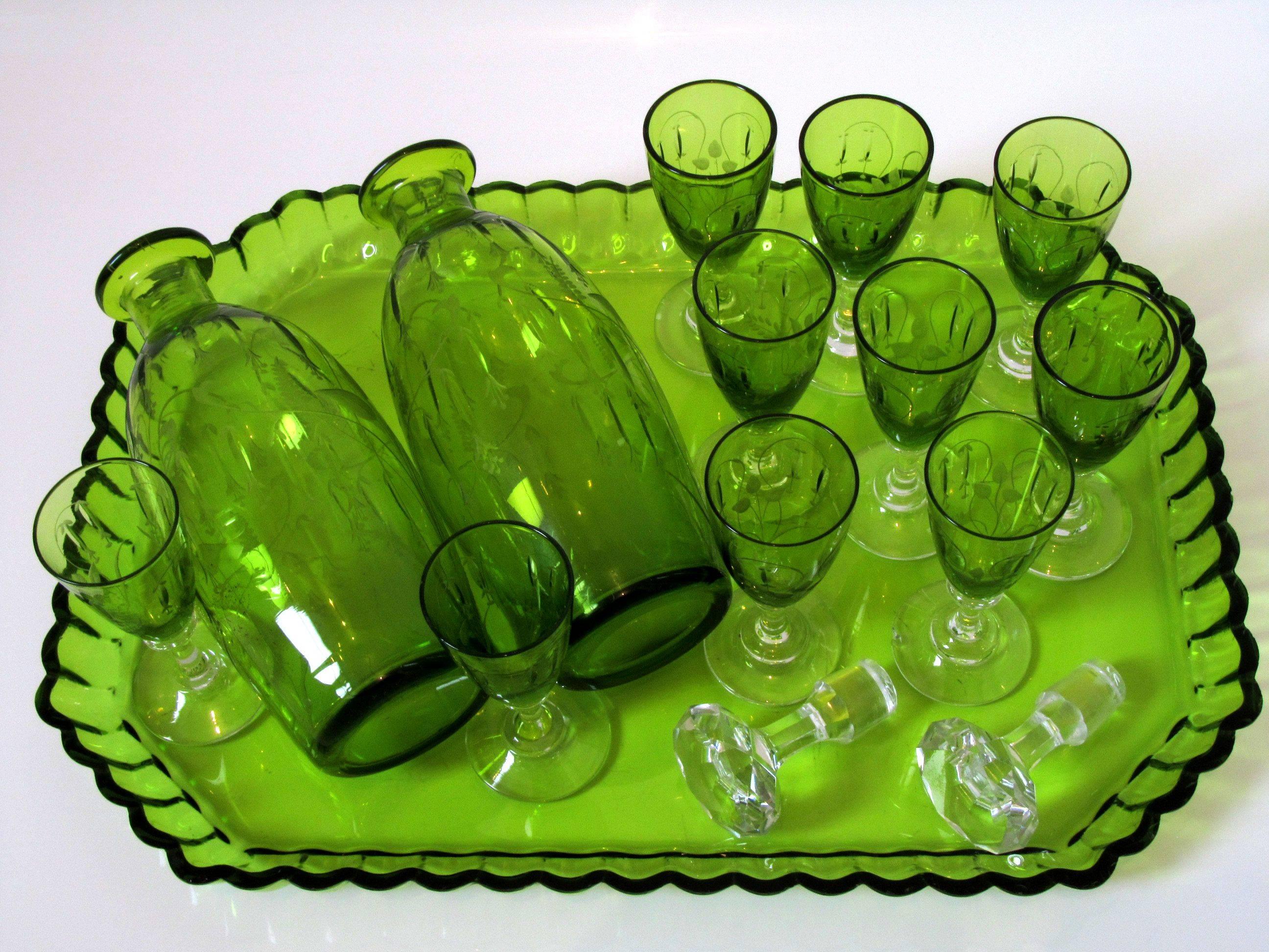 1900s St. Louis French Green Cut Crystal Liquor Set - Decanter Cordials and Tray For Sale 1