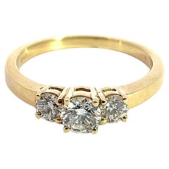 0,76 Karat TW Runder Brillant-Drei-Stein-Diamantring aus 14K Gelbgold