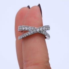 Bague entrecroisée sertie de diamants d'un poids total de 1,39 carat, couleur DE, pureté VS, en platine