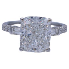 Bague en or blanc 18 carats sertie d'un diamant taille « coussin allongé » certifié GIA d'un poids total de 4,66 carats