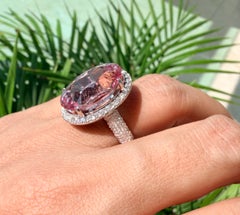 Superbe bague en or blanc 18 carats sertie d'une morganite rose poudré de 11,90 carats et de diamants