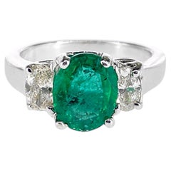 1.54 Carat Oval Cut Emerald and Diamond Three Stone Ring Set in 18K White Gold (Bague à trois pierres en or blanc 18 carats)